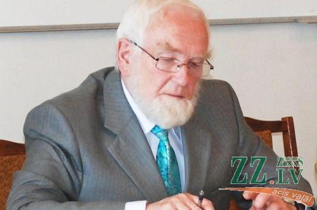Profesoram Imantam Liepam piešķirta balva par mūža ieguldījumu meža nozarē