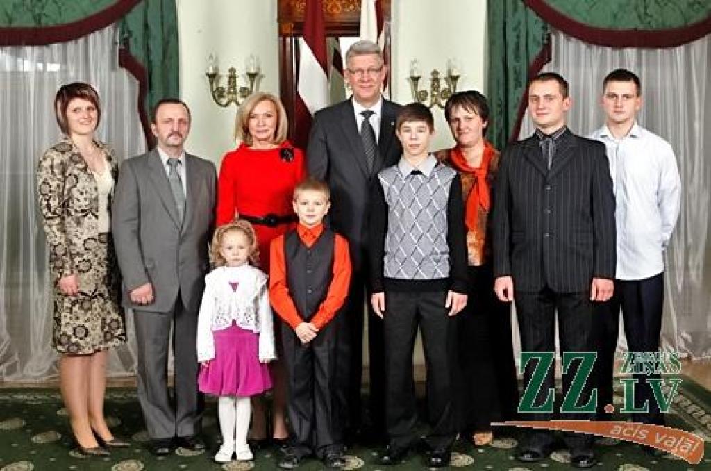 Kopā ar prezidentu iededz egli