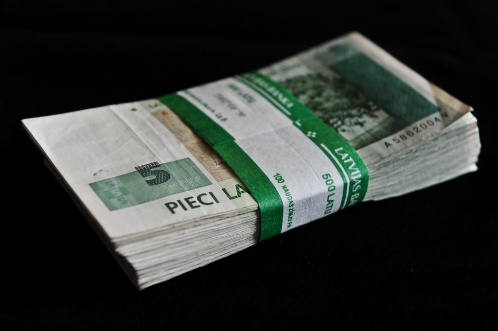 KNAB pieķer viltus policistus par uzkūdīšanu dot 50 000 latu kukuli