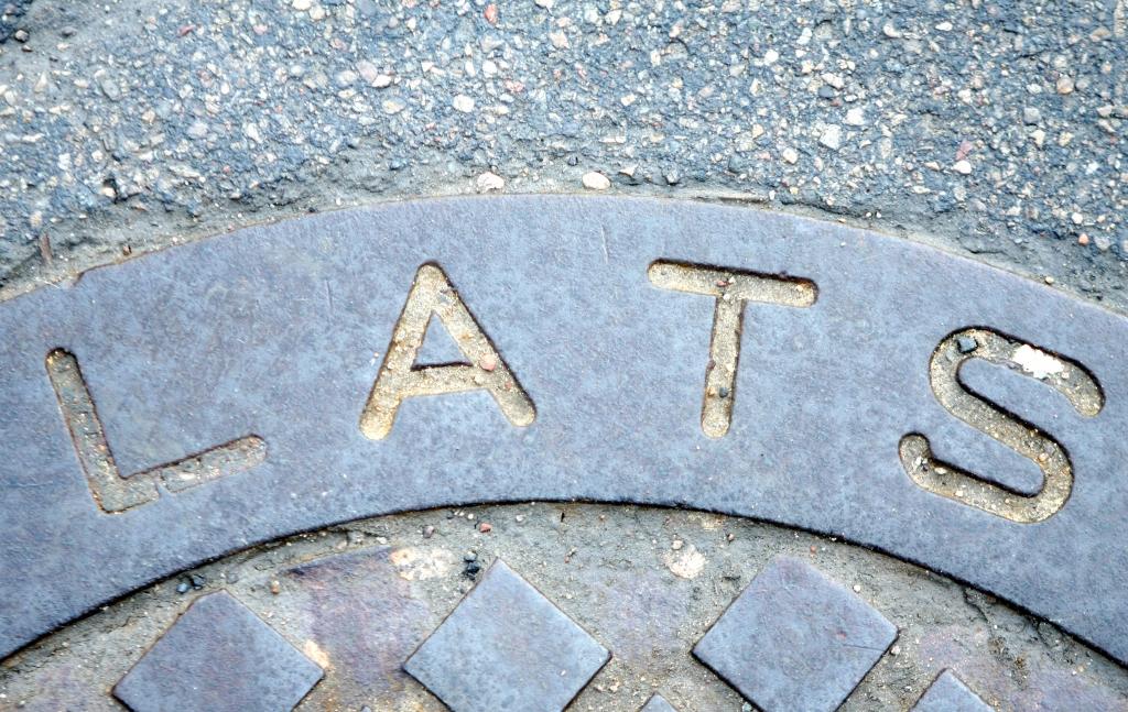 Par lata kā nacionālās valūtas saglabāšanu parakstījušies vairāk nekā 10 000 cilvēku
