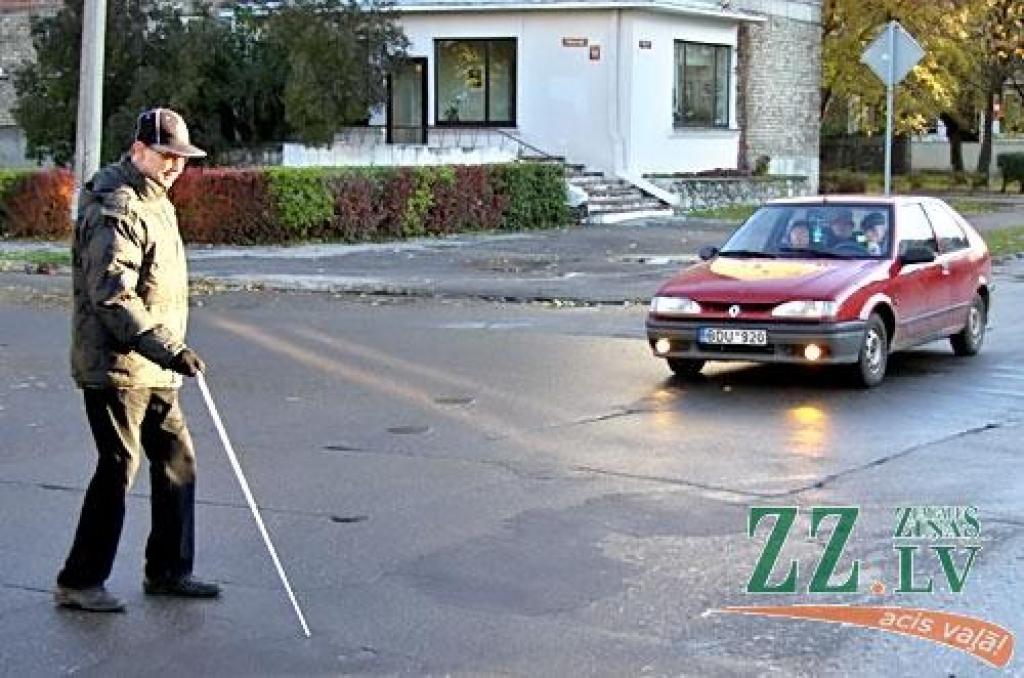 Lielākā daļa autovadītāju brauc «baltajam spieķim» garām (ar foto)