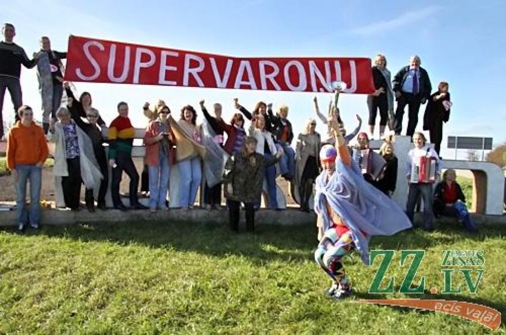 FOTO: Atraktīvi svin Skolotāju dienu