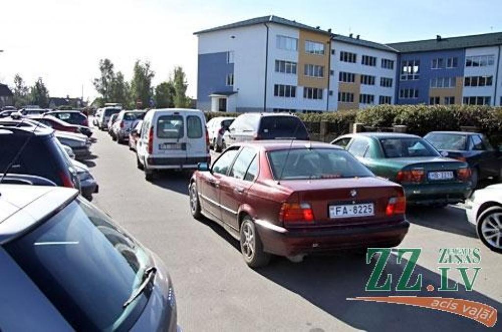 FOTO: Sastrēgumi pie 4.pamatskolas