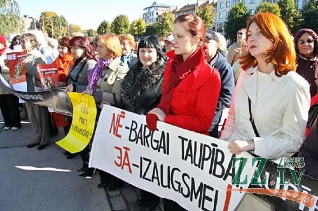 FOTO: Arī Jelgavas arodbiedrības protestē pret taupības pasākumiem