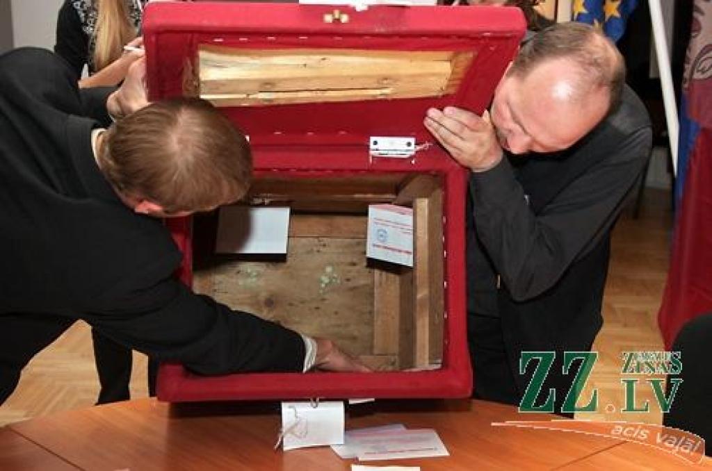 Darbu sāk vēlēšanu iecirkņi