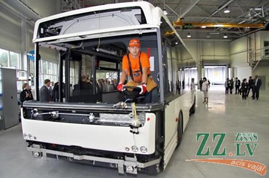Pilsētas ielās ripos pirmie pieci Jelgavā saliktie «Ambassador» autobusi