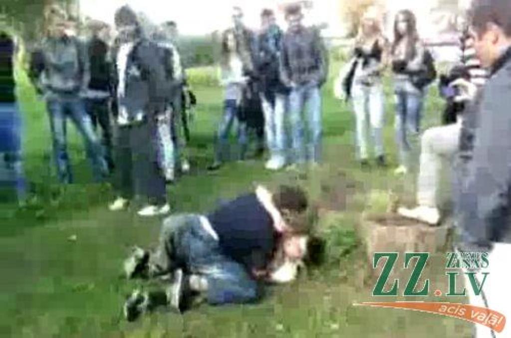 Jelgavā jaunieši noskatās, kā piekauj skolasbiedru