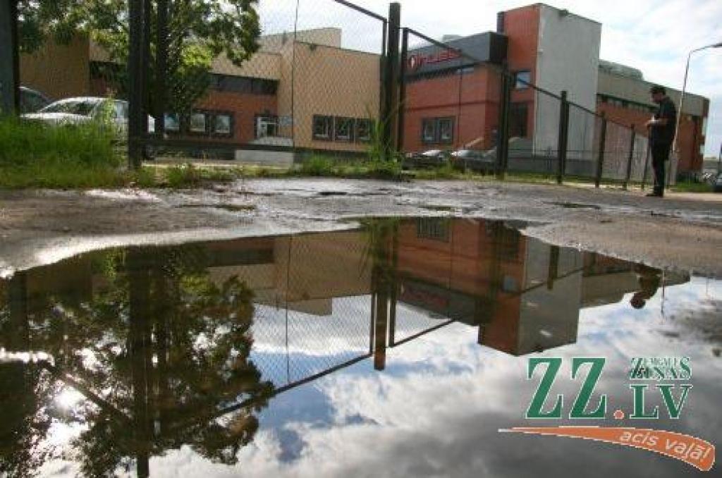 Dzeramais ūdens gadiem izplūst virszemē; «Jelgavas ūdens» klusē (ar foto)
