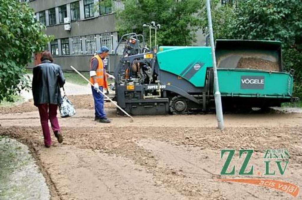 Raiņa parkā sakārto celiņus (ar foto)