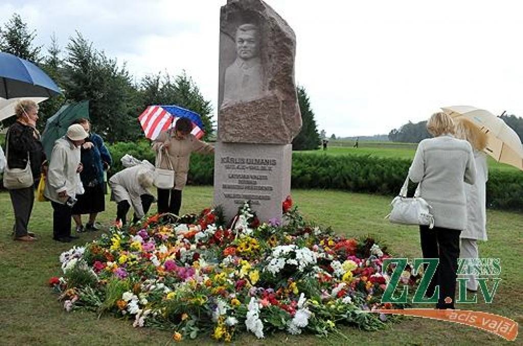 «Pikšās» atklāts Kārlim Ulmanim veltīts piemineklis (pievienota fotogalerija)