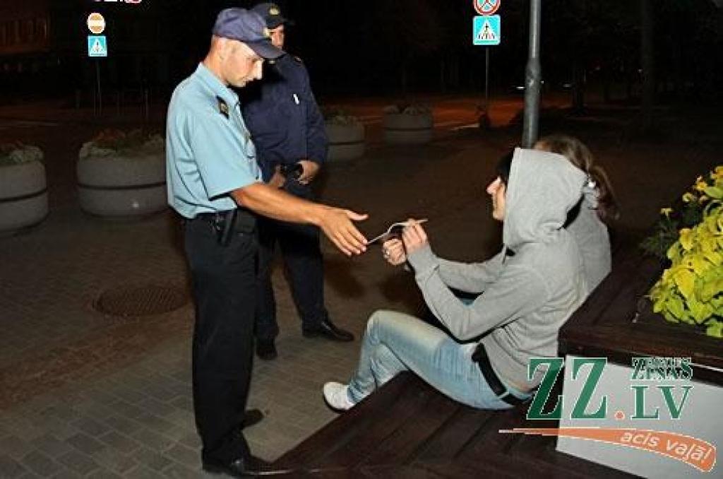 FOTO: Patruļpolicija sargā jelgavnieku naktsmieru; darbdienā pārkāpumu maz