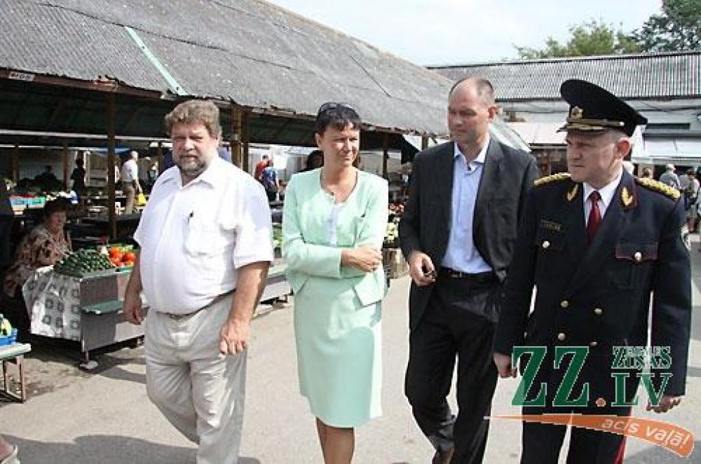 Iekšlietu ministre apmeklē Jelgavas tirgu