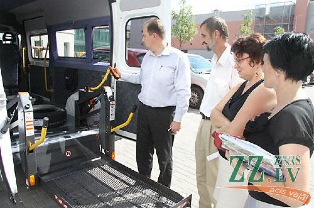 Pašvaldība saņēmusi mikroautobusu bērniem ar kustību traucējumiem
