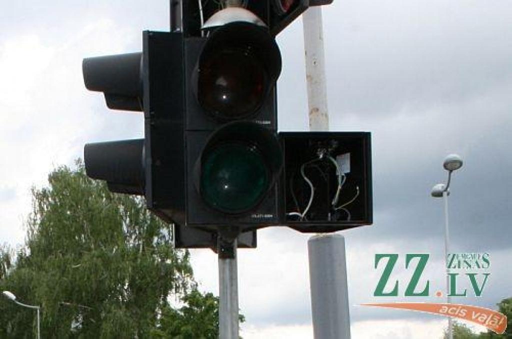 Uz laiku Rīgas ielā par vienu luksoforu mazāk