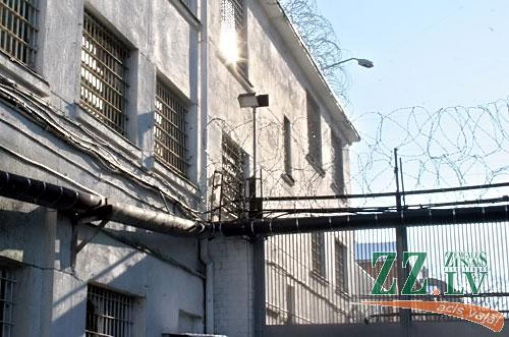 Par aizliegto priekšmetu piegādi ieslodzītajiem aizturēti Jelgavas cietuma Drošības daļas darbinieki