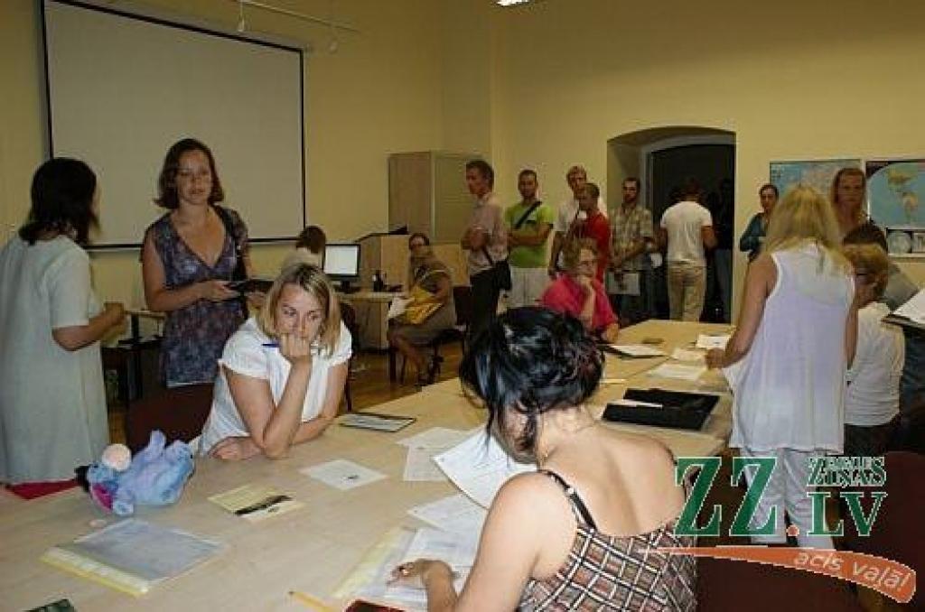 Uzņemšanas naktī dokumentus iesniedz gandrīz 100 jauniešu (ar foto)