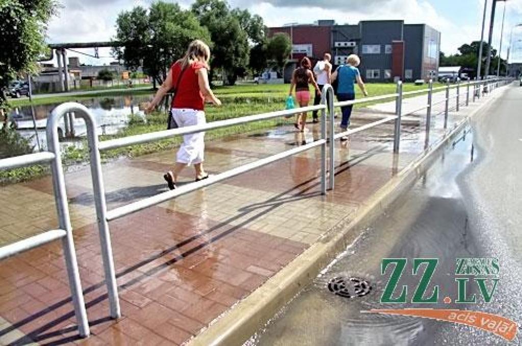 Pilsētas kanalizācijas sistēma kārtējo reizi netiek galā ar lietusgāzi