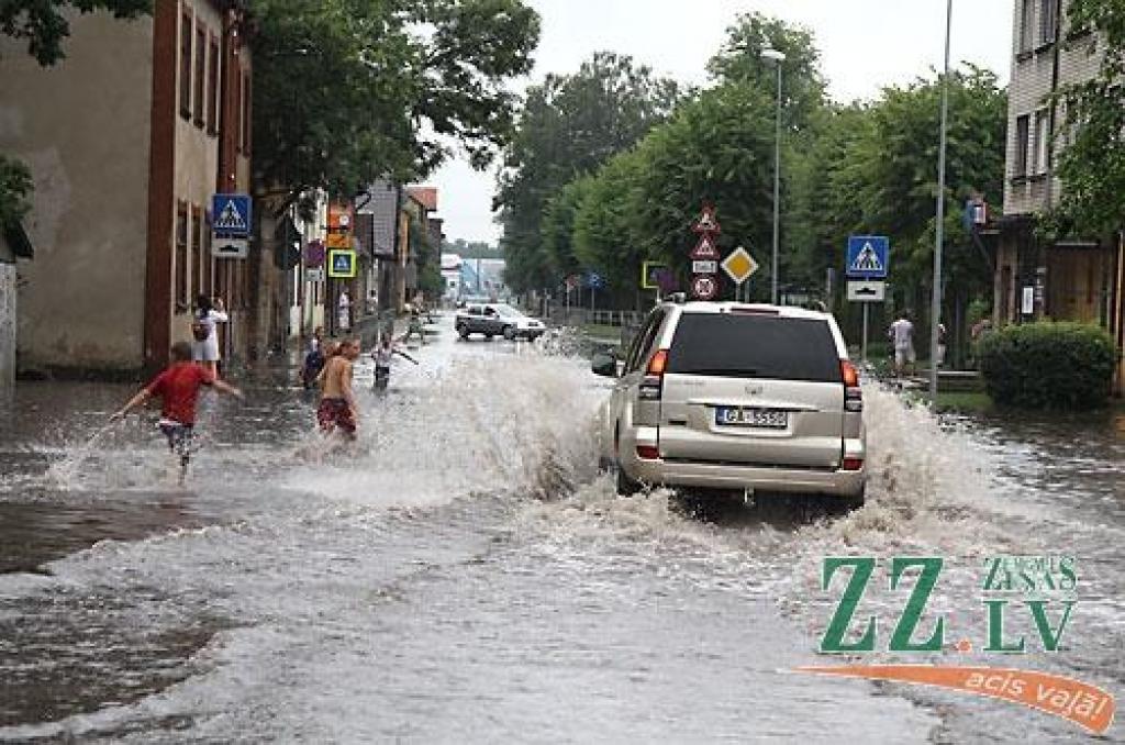 Jelgavas apkārtnē avarē auto un nogāzts koks (ar foto)