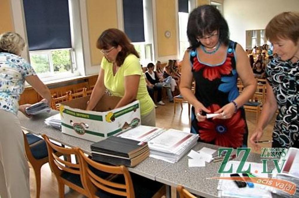 Vidusskolu beidzēji saņem sertifikātus (ar foto)