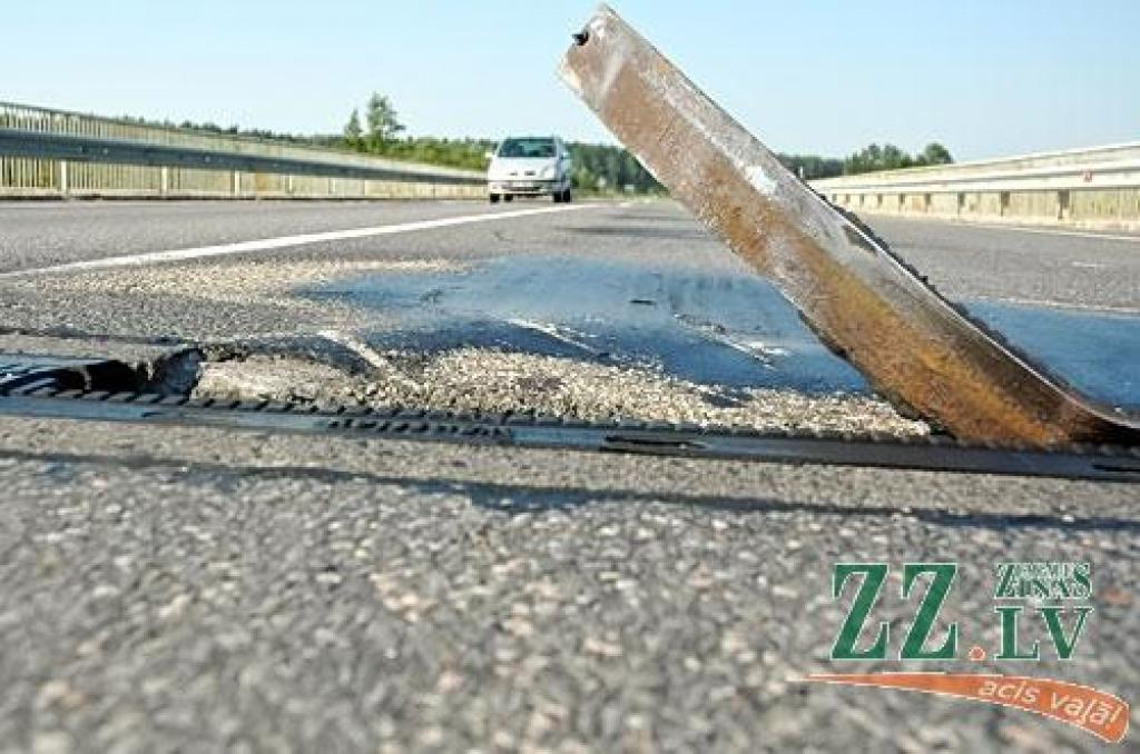 FOTO: bīstama armatūra traucē satiksmi uz apvedceļa