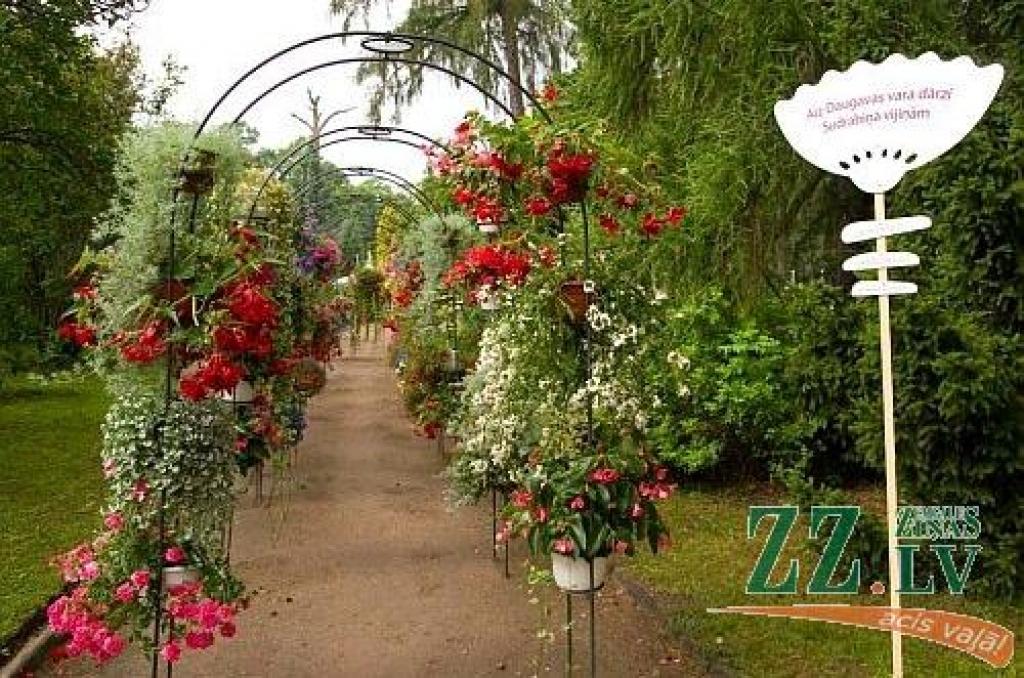 Jelgavas puses aktīvākās rokdarbnieces «Ziedu ballē» izrādīs savus darinājumus