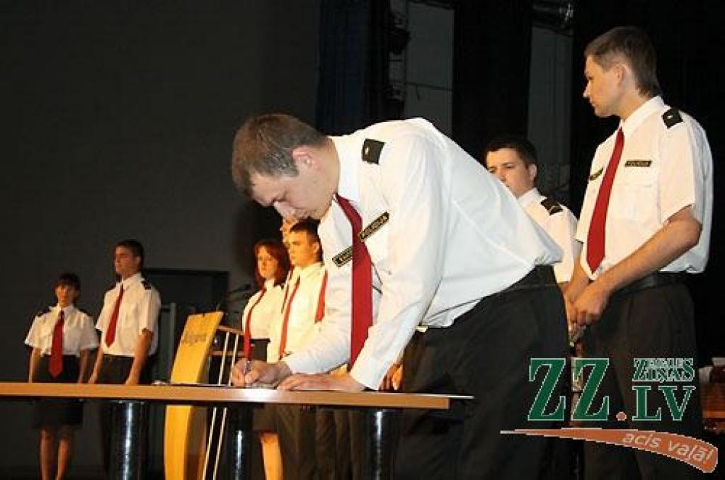 Pašvaldības policijas rindās 13 jaunu darbinieku (ar foto)