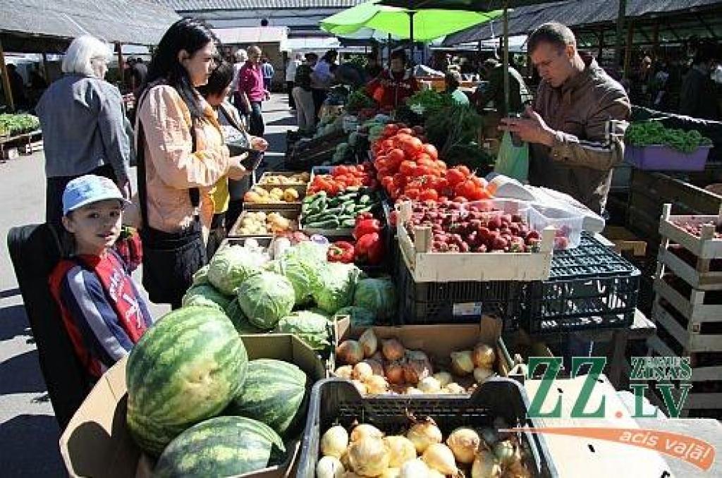 VID Jelgavas tirgū konfiscējis teju 167 kilogramus augļu un dārzeņu
