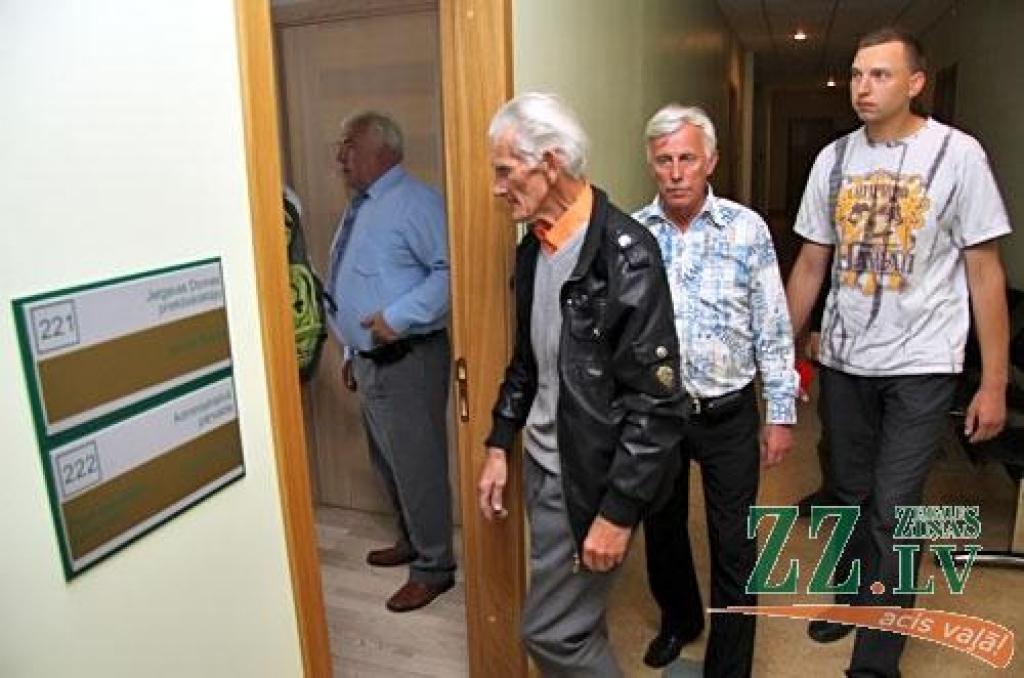 Protestējot pret plātņu demontāžu, lidotāji dodas pie Rāviņa (ar foto)