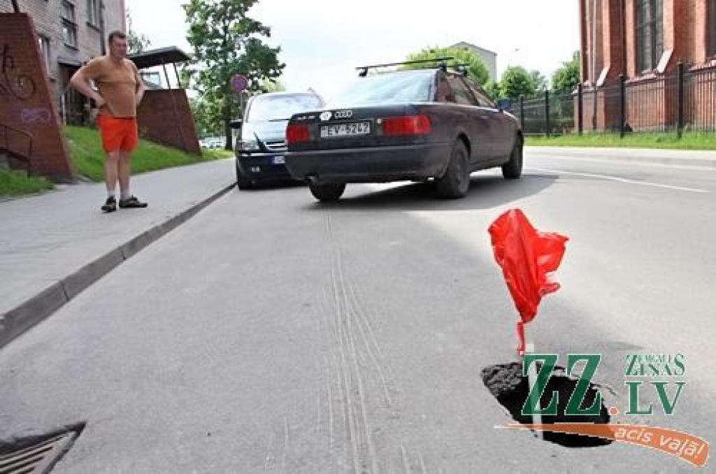 Izskalo Raiņa ielas asfaltu (ar foto)