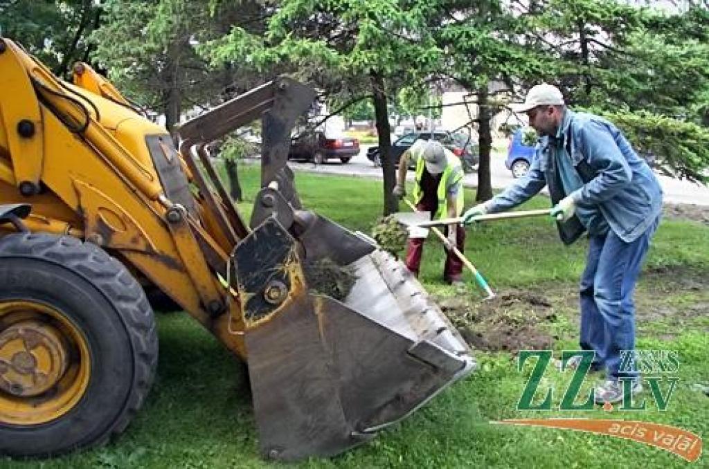 FOTO: parkos būs jauns zāliens