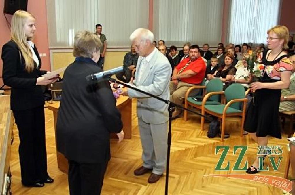 Godina Jelgavas novada barikāžu dienu dalībniekus (ar foto)