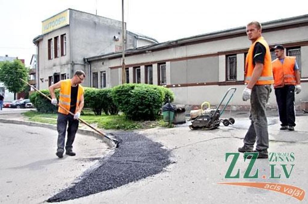 FOTO: asfaltē celiņus ap autoostu
