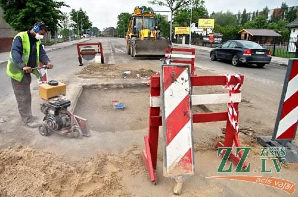 Nokrišņi un būvnieku kļūmes kavē virskārtas klāšanu Dobeles šosejā (ar foto)