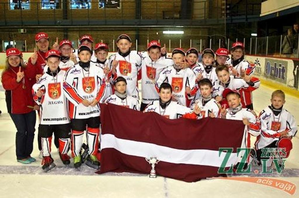 FOTO: Ledus sporta skola svin sezonas noslēgumu