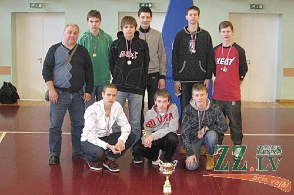 Atgriežas ar zelta medaļām