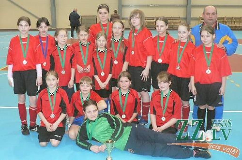 Futbolistēm debijas turnīrā – otrā vieta