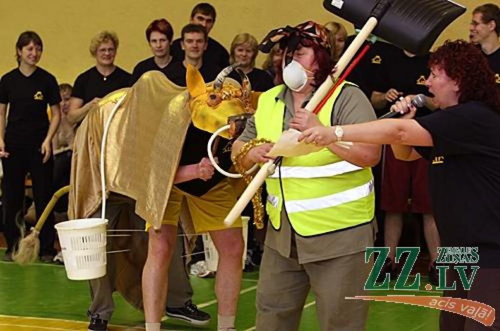 LLU darbinieki sporto ar humoru