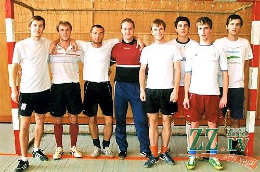 Telpu futbolisti cenšas atjaunot tradīcijas