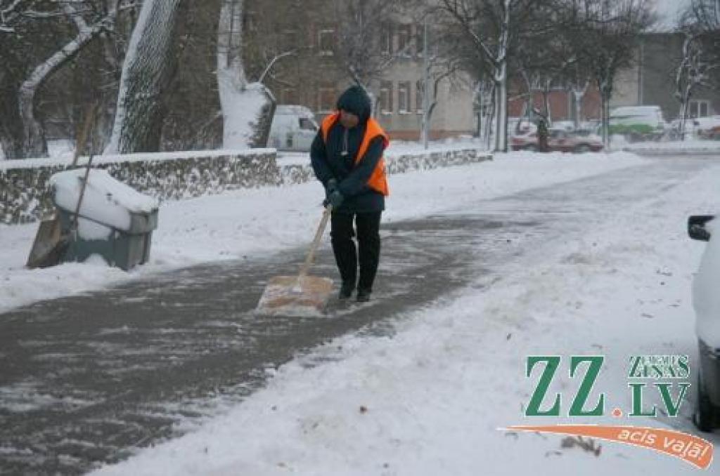 Snigšana nerimst, ceļi tiek tīrīti (papildināta)