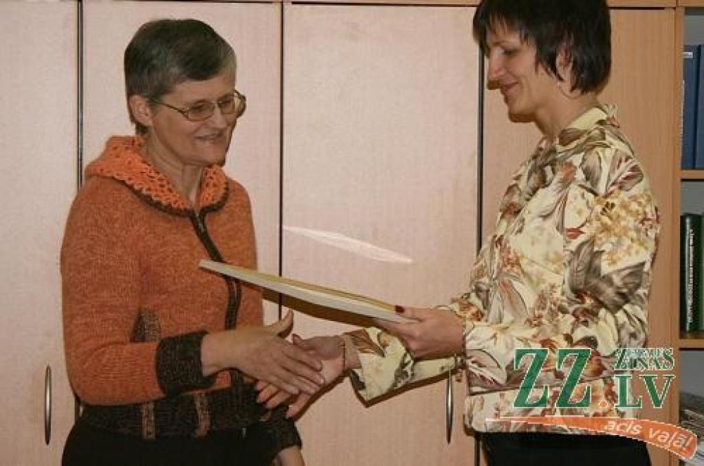 Sveic Valsts zemes dienesta darbiniekus