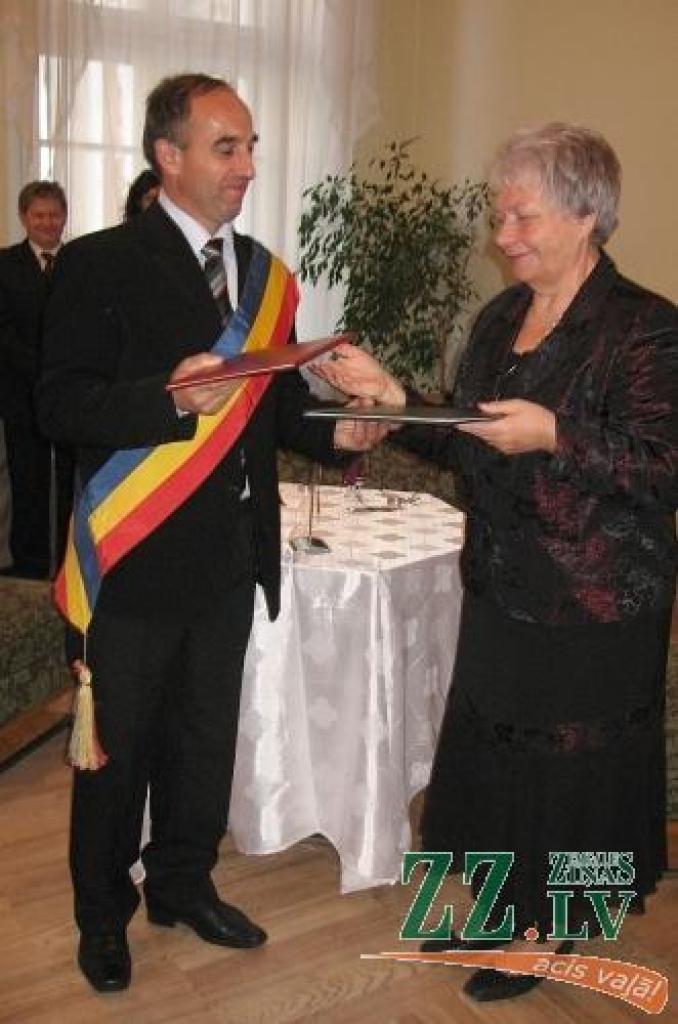 Sadraudzību apstiprina ar līgumu