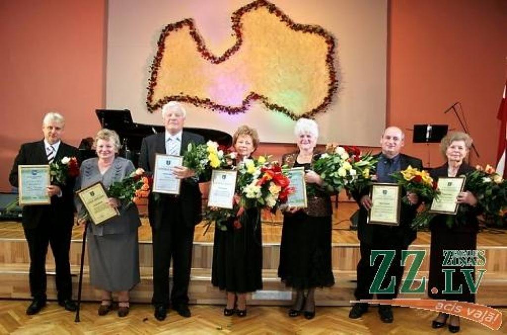 Valsts svētkiem veltītajā pieņemšanā godina rajona ļaudis