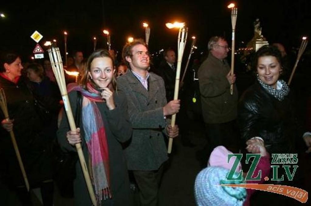 Foto: Dodas lāpu gājienā