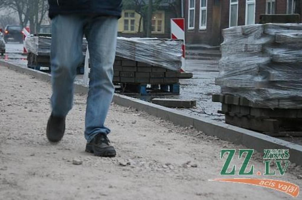 Bruģēs ietvi Zirgu ielā