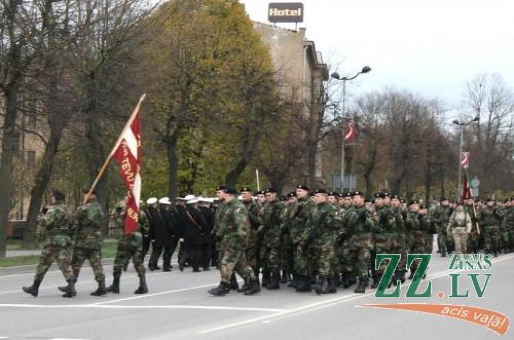 Foto: Iemēģina gaidāmās militārās parādes soli