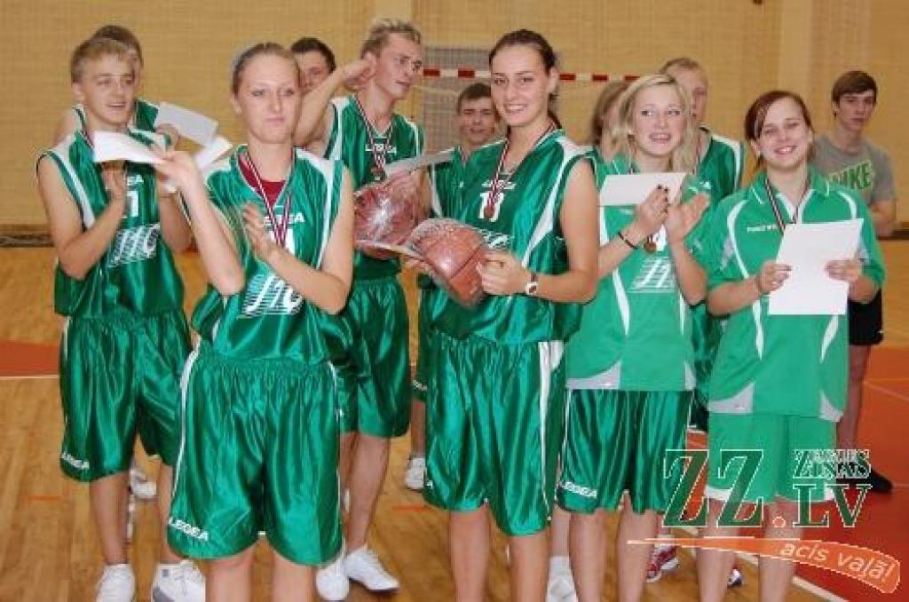 Jelgavniekiem bronzas medaļas stafetēs