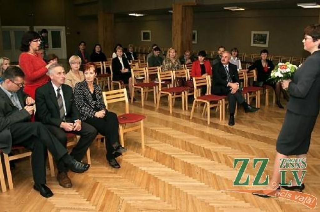 Ministre sola jaunus datorus