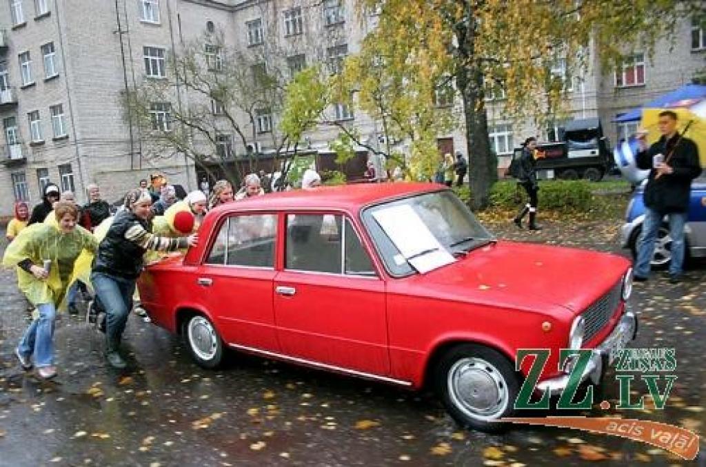 Foto: Iesvētības lietū, eļļā un miltu virpulī
