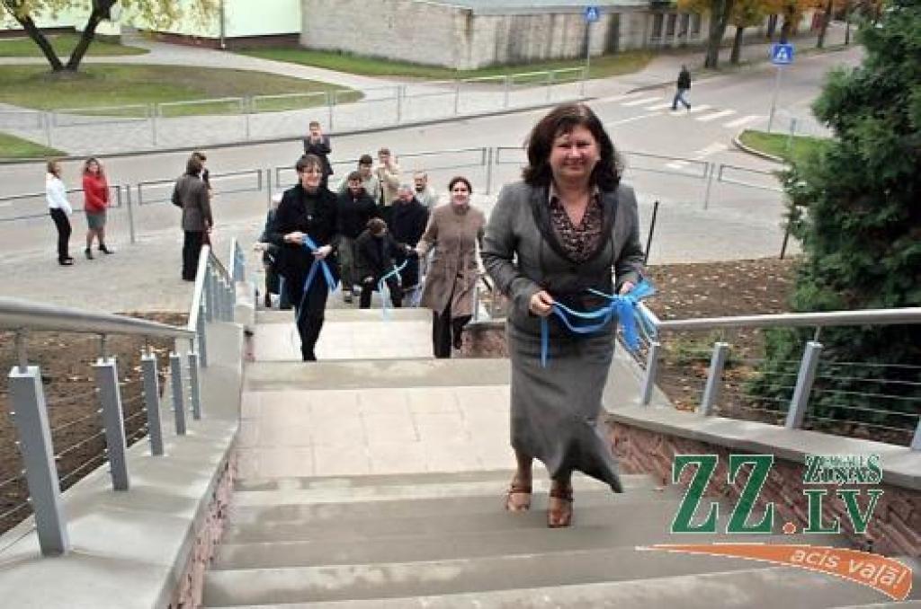 Atklātas Jelgavas Mākslas skolas jaunās kāpnes