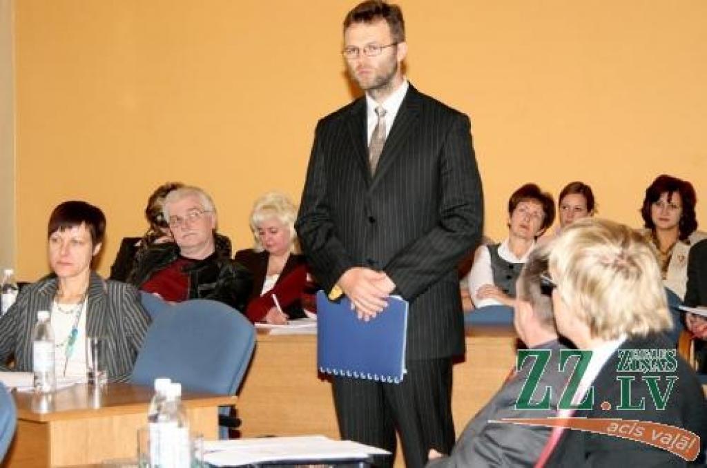 Apstiprina amatā hokeja skolas direktoru